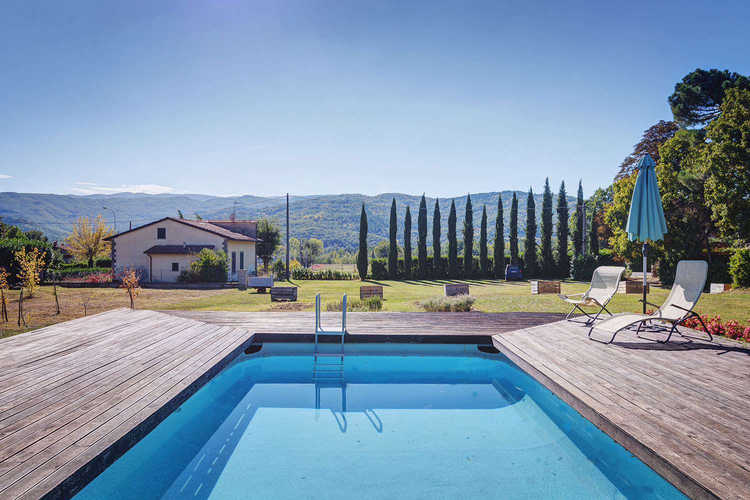 Piscina panoramica con vista sulle colline