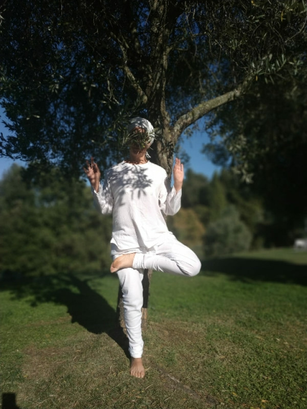 Lezione di yoga nel giardino di Palazzo Gatteschi, Porrena, Casentino